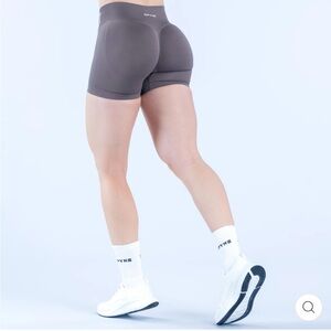 Seamless High-Waist Athletic Shorts in Charcoal - SYNS